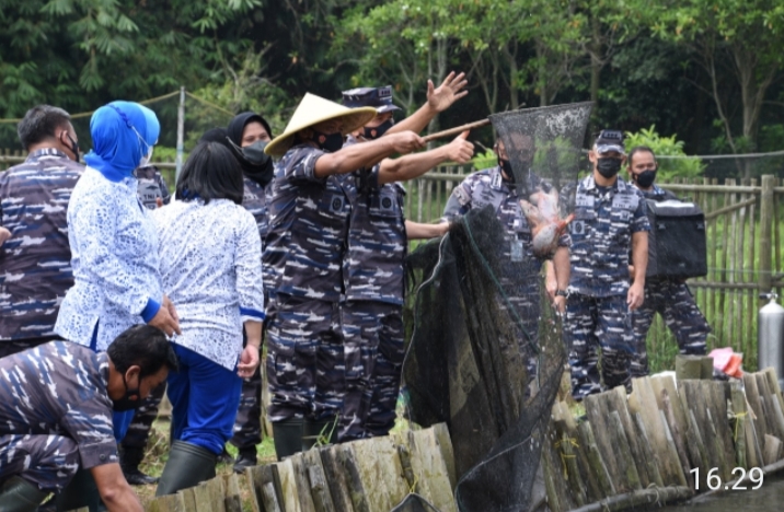  Pushidrosal Tanam Padi dan Tabur Benih Ikan di Desa Pasir Angin Kabupaten Bogor