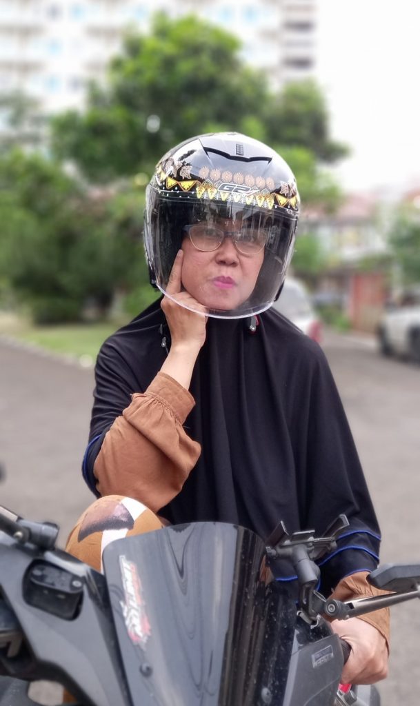 Helm G2 Beri Kenyamanan Berkendara Bagi Wanita Berhijab