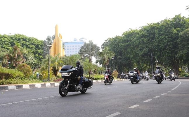 300 Motor Ramaikan Grand Opening Plaza Harley-Davidson of Surabaya